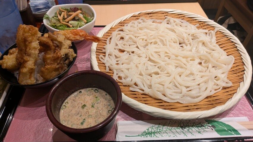 うどん家 八重桜 休日限定胡麻だれざるうどん サラダ ミニ天丼セット